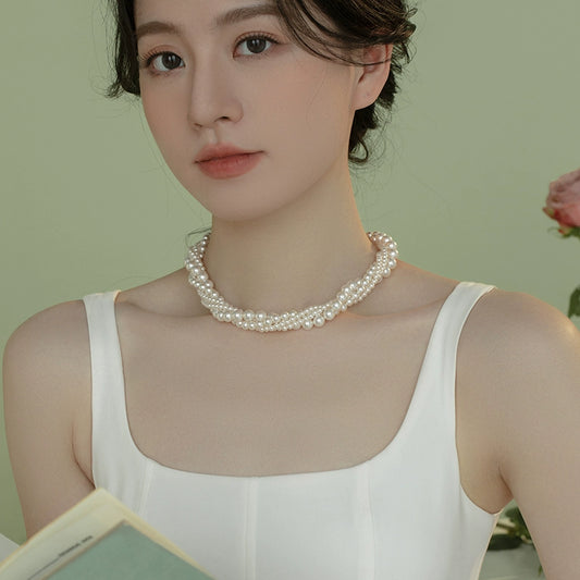 The star wears the same style in multiple layers, one pearl necklace, and wears more strong lights to send to ladies