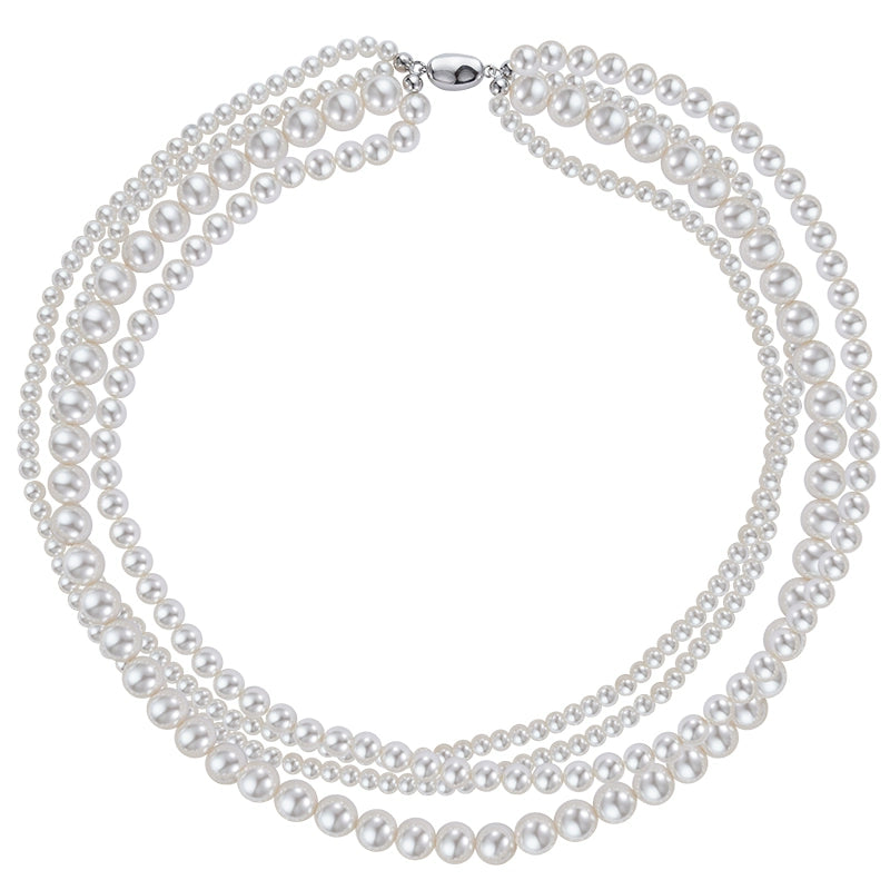 The star wears the same style in multiple layers, one pearl necklace, and wears more strong lights to send to ladies