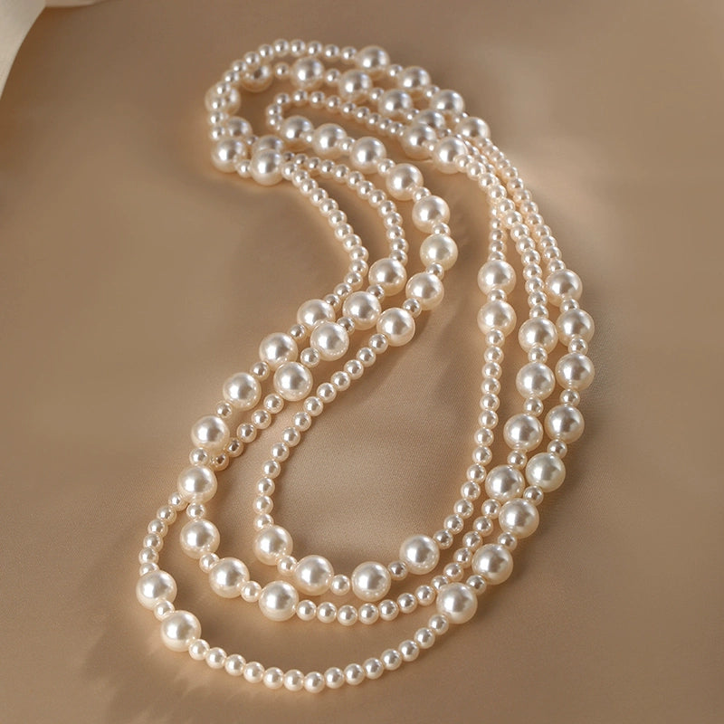 there are so many Ma Shi family pearl necklaces, and women wear long sweater chains and beads in multiple layers.