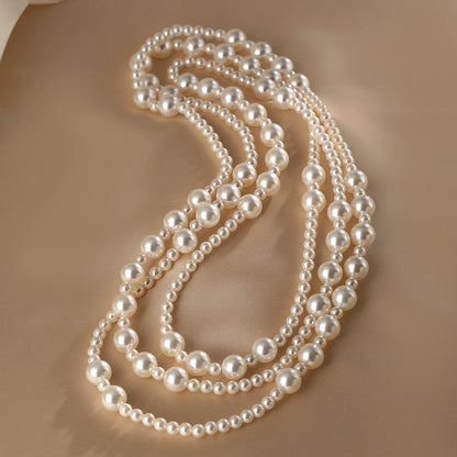 there are so many Ma Shi family pearl necklaces, and women wear long sweater chains and beads in multiple layers.