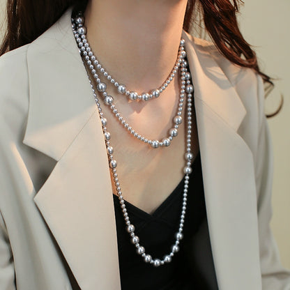 there are so many Ma Shi family pearl necklaces, and women wear long sweater chains and beads in multiple layers.