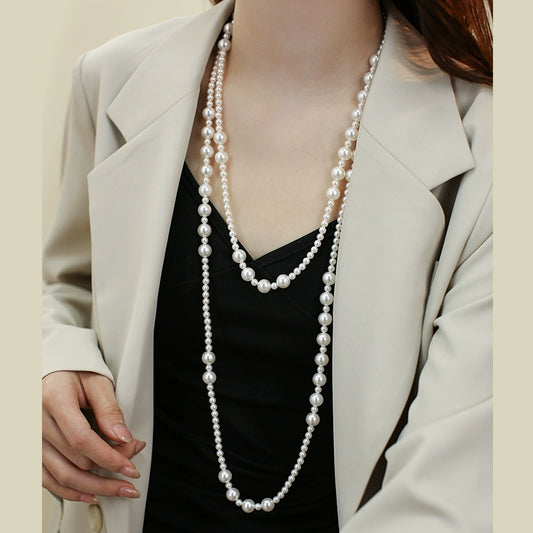 there are so many Ma Shi family pearl necklaces, and women wear long sweater chains and beads in multiple layers.