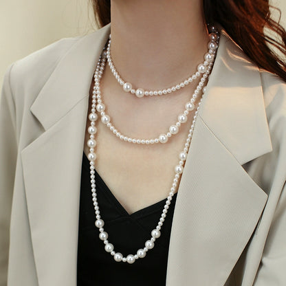 there are so many Ma Shi family pearl necklaces, and women wear long sweater chains and beads in multiple layers.