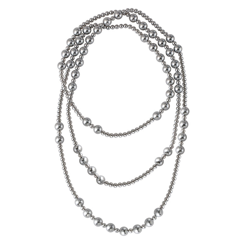 there are so many Ma Shi family pearl necklaces, and women wear long sweater chains and beads in multiple layers.