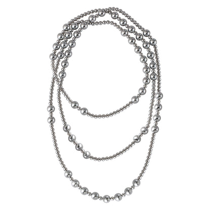 there are so many Ma Shi family pearl necklaces, and women wear long sweater chains and beads in multiple layers.